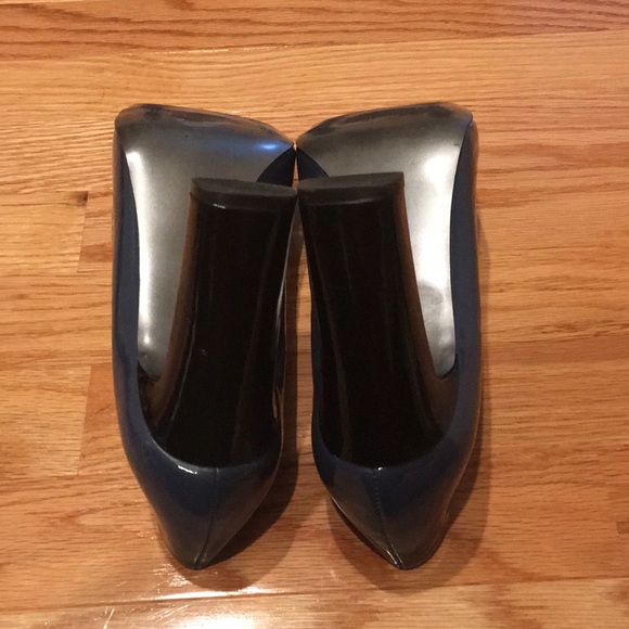 TAHARI  HEELS - Picture 6 of 8